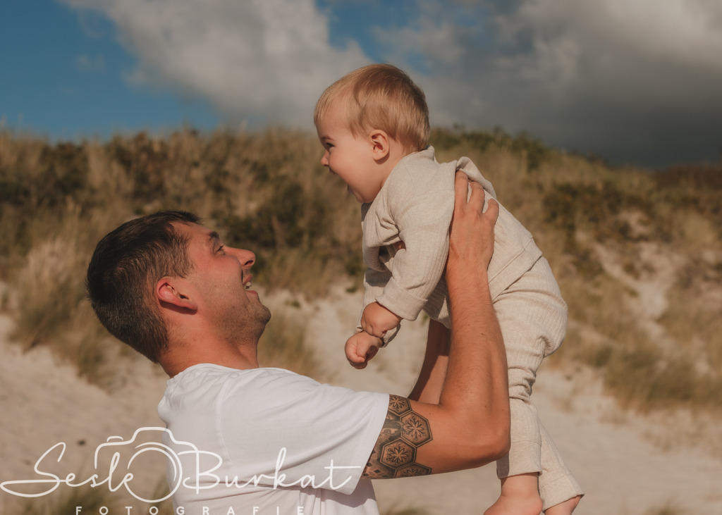 20250906-IMG_7886 | Authentische, natürliche und emotionale Fotoshootings auf der Nordseeinsel Föhr. Als Fotografin halte ich deine schönsten Momente in einzigartigen Neugeborenen-, Familien-, Paar- und Einzelshootings fest. Jetzt einen Termin vereinbaren!