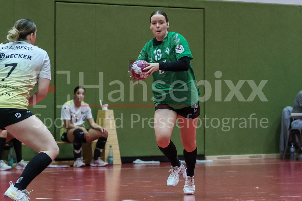 Handball, 2. Bundesliga Frauen, SV Werder Bremen - Bergischer HC | v.li.: Mathilda Häberle (SV Werder Bremen, 19) am Ball, Spielszene, Aktion, Action