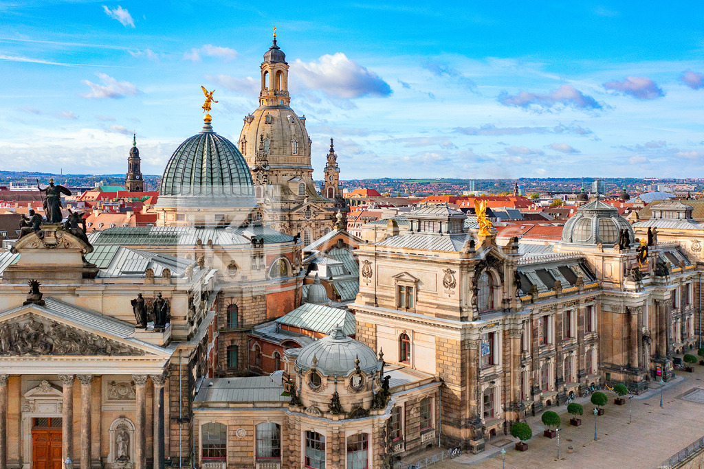 Dresden-Altstadt-Luftbild-DJI_0082 | Luftaufnahme von der Akademie der Bildenden Künste mit seiner berühmten Glaskuppel, dem Albertinum und der auf dem Neumarkt gelegenen Frauenkirche. - Realisiert mit Pictrs.com