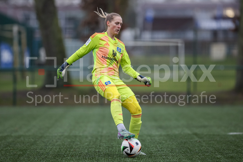Fussball, Testspiel Frauen, Hamburger SV - 1. FFC Turbine Potsdam | v.li.: Inga Schuldt (Torhüterin, Torwart, Hamburger SV, 1) am Ball, Freisteller, Einzelbild, Ganzkörper, Aktion, Action, Spielszene