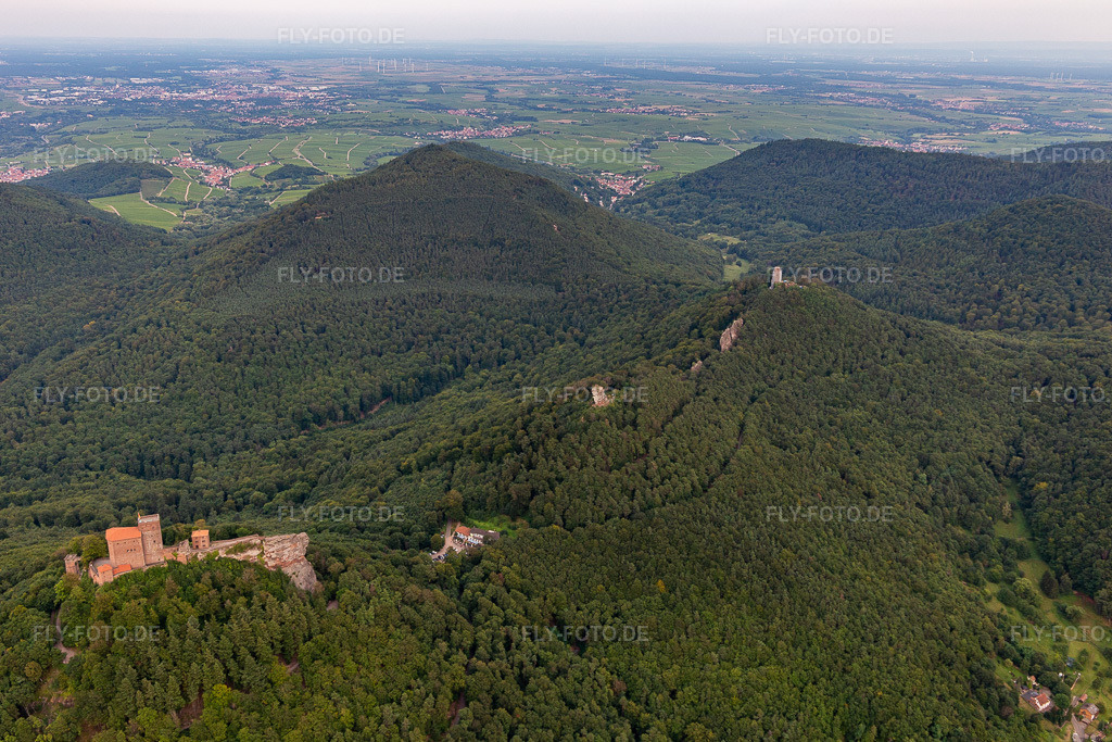 Luftbild: Die 3 Burgen Trifels, Anebos und Münz im Ortsteil Bindersbach in Annweiler im Bundesland Rheinland-Pfalz in Deutschland. Foto: IMG_128480.jpg vom 21.08.2021 durch Werner Riehm/FLY-FOTO.de