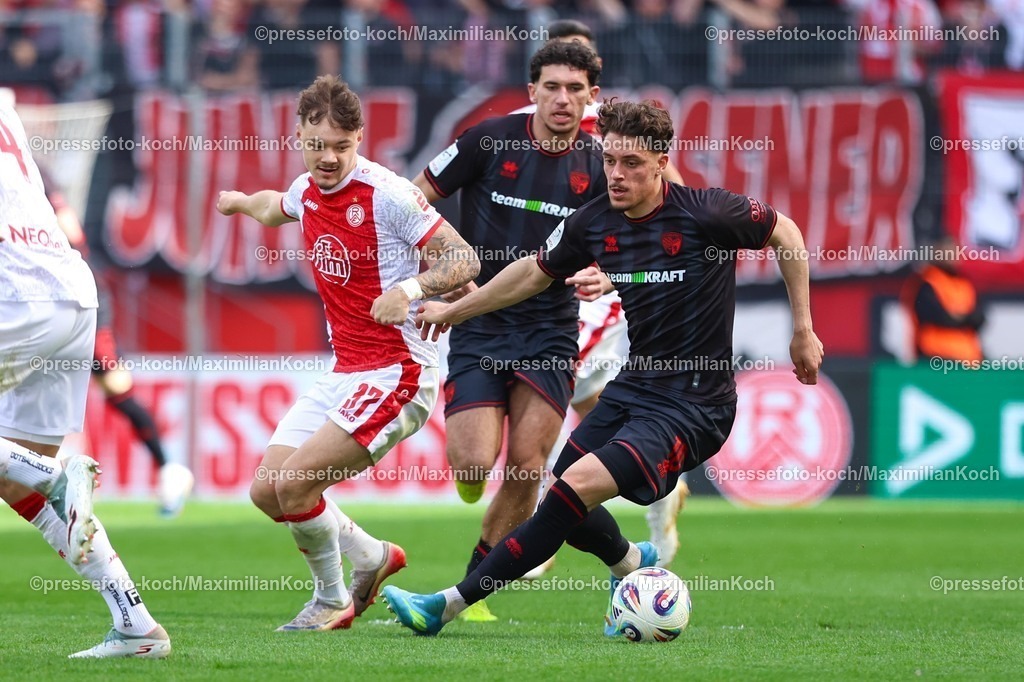 xKWIx11042601066 | 2026.04.11, xkwix, Fußball, 3.Liga, Rot-Weiss Essen -  FC Ingolstadt, Stadion an der Hafenstraße, 33.Spieltag, Saison 2025 / 2026: Jannik Hofmann (Rot-Weiss Essen #37) im Zweikampf gegen Dennis Kaygin (FC Ingolstadt 04 #10) DFB regulations prohibit any use of photographs as image sequences and or quasi-video. Photo: xKamilxWilkowskixPressefotoKochx