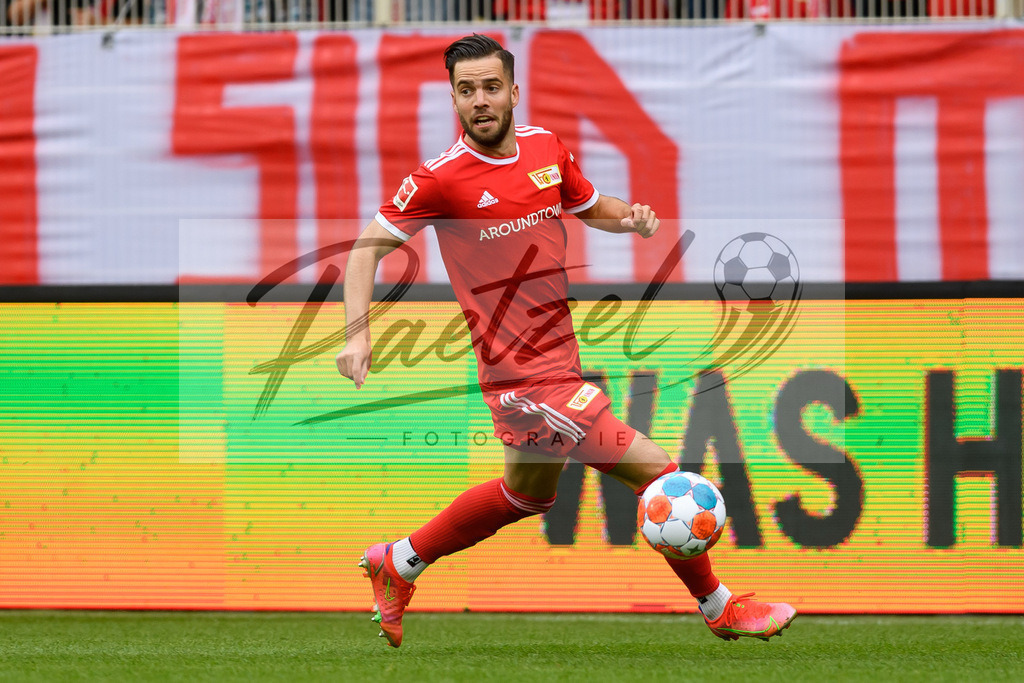FCUBMG20210829_011 | Fussball, Herren: Niko Giesselmann (1.FC Union Berlin) in Aktion, am Ball, Einzelaktion beim Spiel der 1. Bundesliga zwischen 1. FC Union Berlin und Borussia Moenchengladbach im Stadion An der Alten Foersterei am 29.08.2021 in Berlin, Deutschland. - Realisiert mit Pictrs.com