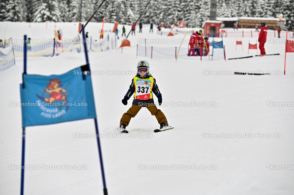 SRF_20.02.2026_0024 | Skirennfotos,Serfaus,Fiss,Ladis,Kinderskirennen,Winter,Tirol,Oberland,skirace,SFL,feelfree,weil wir's genießen,ski,Ski,skifahren,Sonnenplateau, - Realisiert mit Pictrs.com