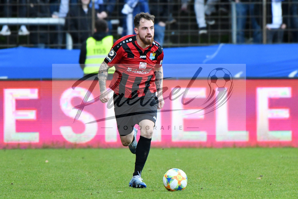 20200201_MEPCHE_0097 | Fußball, Herren: Pascal Itter (Chemnitzer FC) in Aktion, am Ball, Einzelaktion waehrend des Spiels der 3. Liga zwischen SV Meppen und Chemnitzer FC in der Haensch-Arena am 01.02.2020 in Meppen, Deutschland. DFB / DFL REGULATIONS PROHIBIT ANY USE OF PHOTOGRAPHS AS IMAGE SEQUENCES AND/OR QUASI-VIDEO. - Realisiert mit Pictrs.com