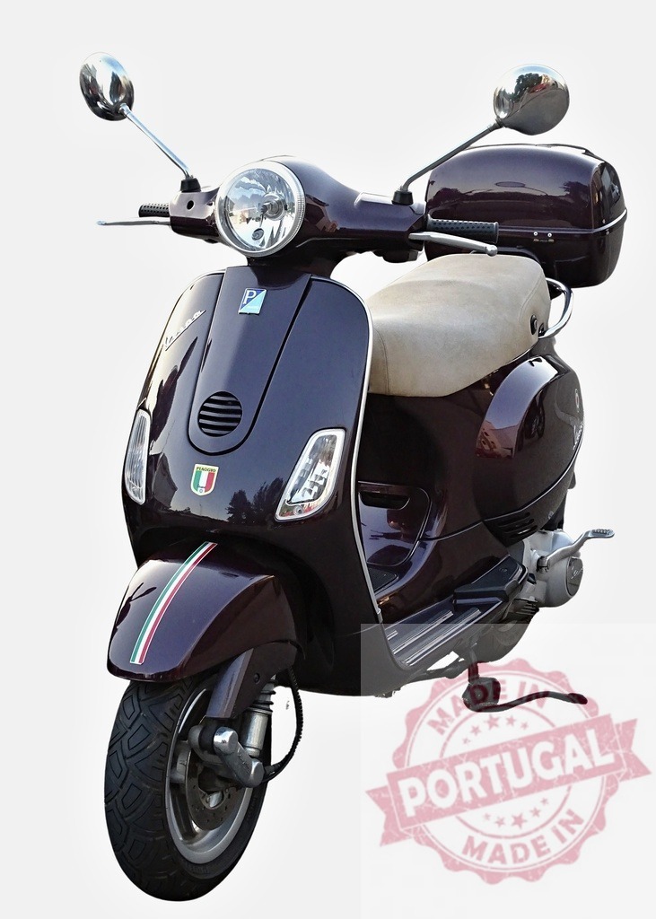 Burgundy Piaggio Vespa Scooter parking on white background | Stylish burgundy Piaggio Vespa with Italian flag decoration and top case parked on a white background - Realisiert mit Pictrs.com