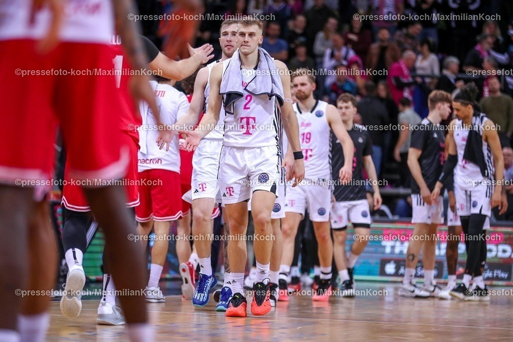 BCL08012501059 | 08.01.2025, Basketball Champions League, 1. Spiel Play-In, Telekom Baskets Bonn - Pallacanestro Reggiana, Telekom Dome: Enttäuschte Gesichter nach der Bonner Niederlage. Samuel Sam Griesel (Telekom Baskets Bonn #2) 