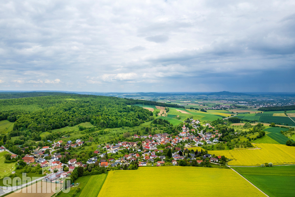 PS-Pflummern-2026-01 | Entdecke die größte Bildgalerie der Region mit Fotografien aus dem Allgäu, der Bodenseeregion, Oberschwaben, dem Donautal und der Schwäbischen Alb. Landschaften, Luftaufnahmen und Reisefotografie als Wandbild und Fotokunst. - Realisiert mit Pictrs.com