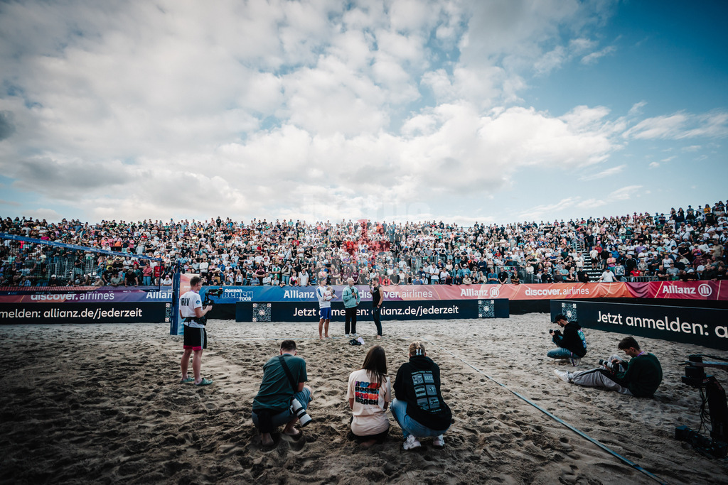 Beachvolleyball | Männer | Deutsche Meisterschaften 2025 Timmendorfer Strand | 05.09.2025 | v.l. David Poniewaz und Bennet Poniewaz werden verabschiedet Karriereende Verabschiedung
