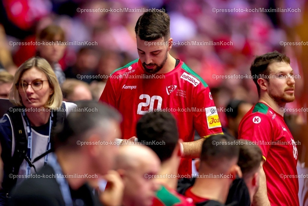 EHF16012601143 | 16.01.2026, Handball, Men's EHF EURO 2026, Portugal - Rumänien, Jyske Bank Boxen in Herning, Dänemark, Preliminary Round: Platzverweis und Rote Karte für  Miguel Jose Soares Neves (Portugal #20) 