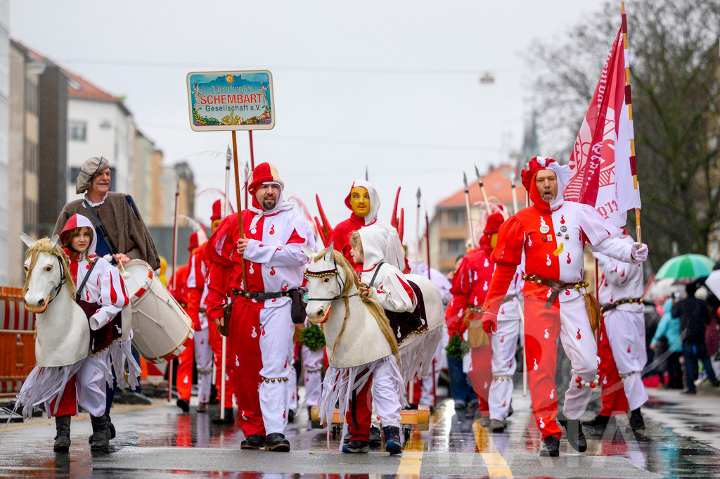 _DWA2317 | Trotz Nieselregen schlängelte sich der „Gaudiwurm“ am Sonntag durch die Nürnberger Innenstadt an tausenden Faschingsfans vorbei.  Nürnberg, 11.02.2024 - Realisiert mit Pictrs.com