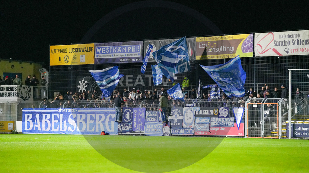 Fußball, Herren, Saison 2025/2026, Regionalliga Nordost, 13. Spieltag, FSV 63 Luckenwalde vs. SV Babelsberg 03, Freitag 24.10.2025, Werner-Seelenbinder-Stadion Luckenwalde, | Fußball, Herren, Saison 2025/2026, Regionalliga Nordost, 13. Spieltag, FSV 63 Luckenwalde vs. SV Babelsberg 03, Freitag 24.10.2025, Werner-Seelenbinder-Stadion Luckenwalde, Im Bild: Die Fans des SV Babelsberg 03. - Realisiert mit Pictrs.com