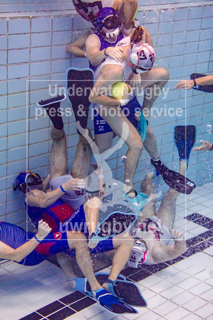 GER, Urheilusukeltajat(Finnland) vs. UWRC Wien (Österreich), Herren, Unterwasser-Rugby, Champions Cup 2024,, 24.11.2024 | Jan Kindermann (UWRC Wien, #57) weht den Angriff des finnischen Meisters ab und schwebt mit dem Spielball über dem eigenen Tor. - Realisiert mit Pictrs.com