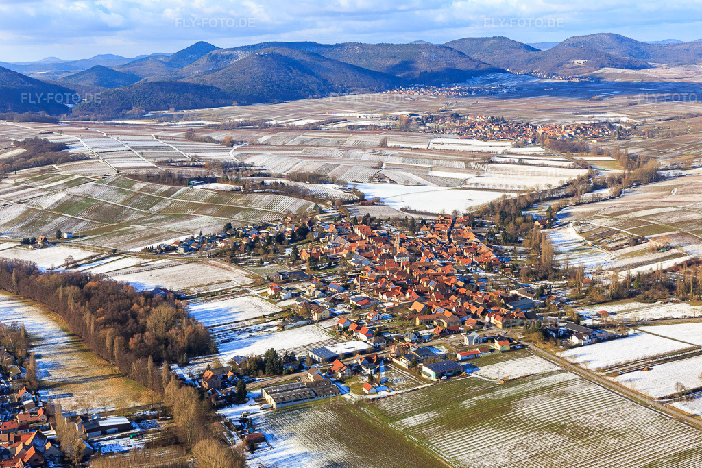 Luftbild: Dorfansicht aus Osten im Winter bei Schnee im Ortsteil Heuchelheim in Heuchelheim-Klingen im Bundesland Rheinland-Pfalz in Deutschland. Foto: IMG_096172.jpg vom 15.01.2017 durch Werner Riehm/FLY-FOTO.de
