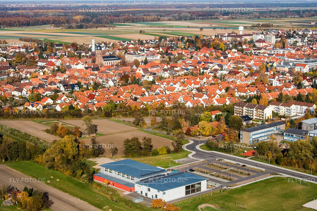 Gebäude der Veranstaltungshalle Bienwaldhalle | Luftbild: Gebäude der Veranstaltungshalle Bienwaldhalle in Kandel im Bundesland Rheinland-Pfalz in Deutschland. Foto: IMG_8874.jpg vom 05.11.2007 durch Werner Riehm/FLY-FOTO.de - Realisiert mit Pictrs.com