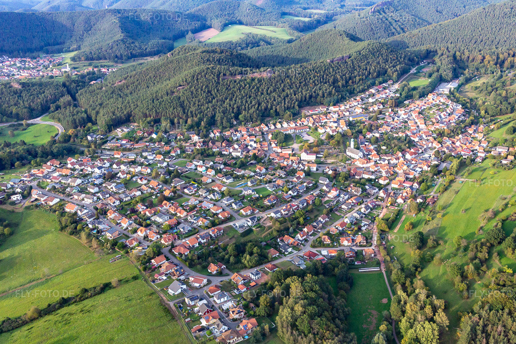 Luftbild: Ortsansicht von Süden in Busenberg im Bundesland Rheinland-Pfalz in Deutschland. Foto: IMG_139011.jpg vom 30.09.2023 durch Werner Riehm/FLY-FOTO.de