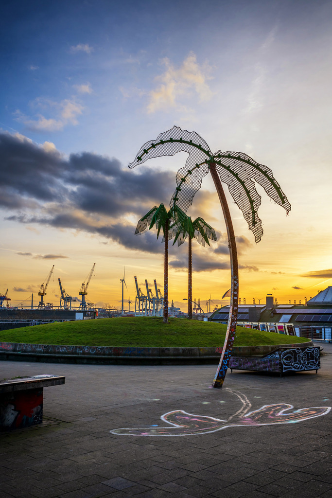 10250302 - Park Fiction im Abendlicht | Schöne Lichtstimmung im Park Fiction in Altona mit Blick auf den Hafen.