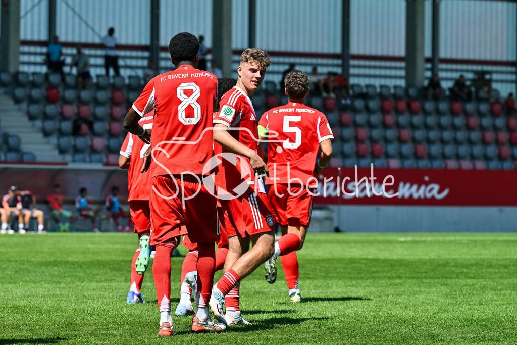 FC Bayern München U19 - SpVgg Unterhaching U19 | Jubel der Bayern nach dem Treffer zum 2-1 durch Aristide HENTCHO NSEKE (FC Bayern U19 #17) / Tor / Torschuetze / Freude / Happy / U19 DFB-Nachwuchsliga: FC Bayern München U19 - SpVgg Unterhaching U19; FC Bayern Campus am 10.08.2025