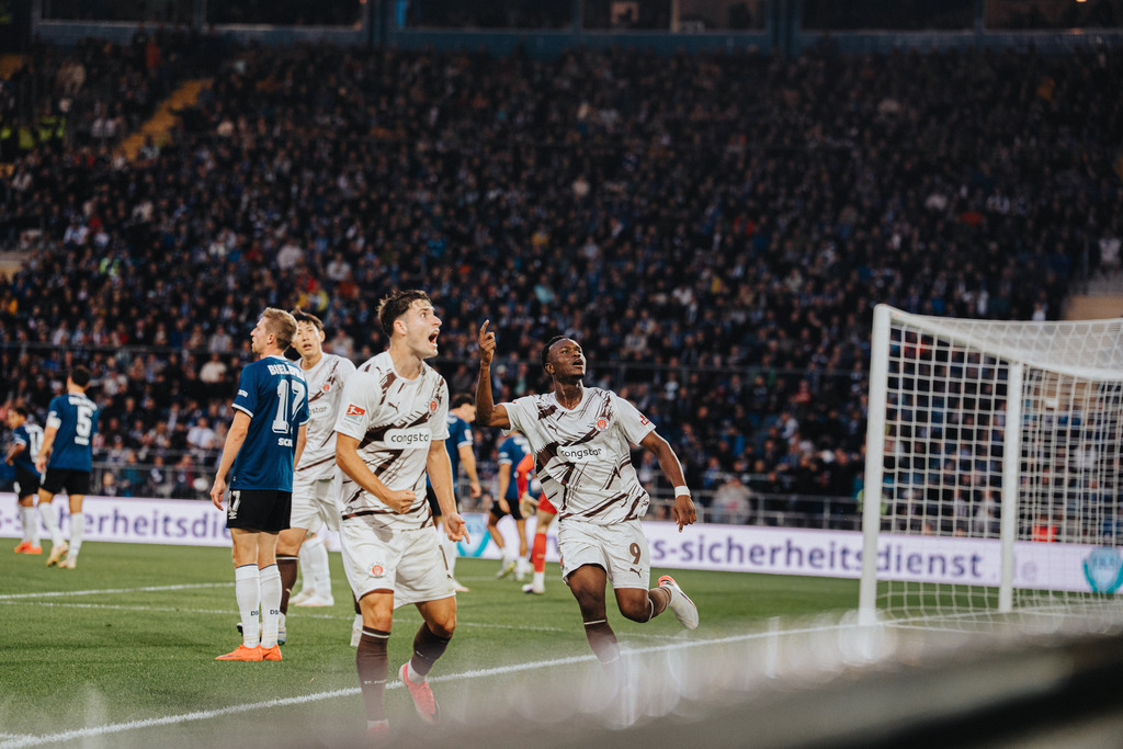 FCS02066 | Der offizielle Shop für FC St. Pauli Fotos. Wähle aus Spielszenen & Fanmomenten dein FCSP Wunschformat. Wir liefern Millerntor-Atmosphäre.