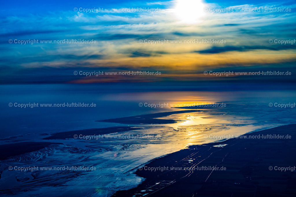 Baltrum_Langeoog_Sonnengang_ELS_4461190523 | BALTRUM 19.05.2023 Wattenmeer der Nordsee- Küste beim Sonnenaufgang in Baltrum im Bundesland Niedersachsen, Deutschland. Weiterführende Informationen bei: Nordseeheilbad Insel Baltrum. // Wadden Sea of North Sea Coast at sunrise in Baltrum in the state Lower Saxony, Germany. Further information at: Nordseeheilbad Insel Baltrum. Foto: Martin Elsen
