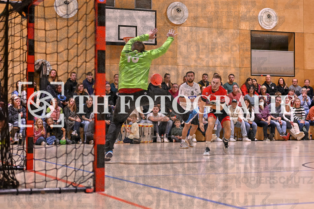 GER, SG Maulburg/Steinen - HSG Dreiland, Handball, Landesliga Suedbaden, 4. Spieltag, Saison 2024/2025, 12.10.2024 | Marcel Janus (SG Maulburg/Steinen, #11) vor dem Tor und im Kreis bei Daniel Schnepf (HSG Dreiland, #16)GER, SG Maulburg/Steinen - HSG Dreiland, Handball, Landesliga Suedbaden, 4. Spieltag, Saison 2024/2025, 12.10.2024Foto: TH Fotografie/Thomas Hess