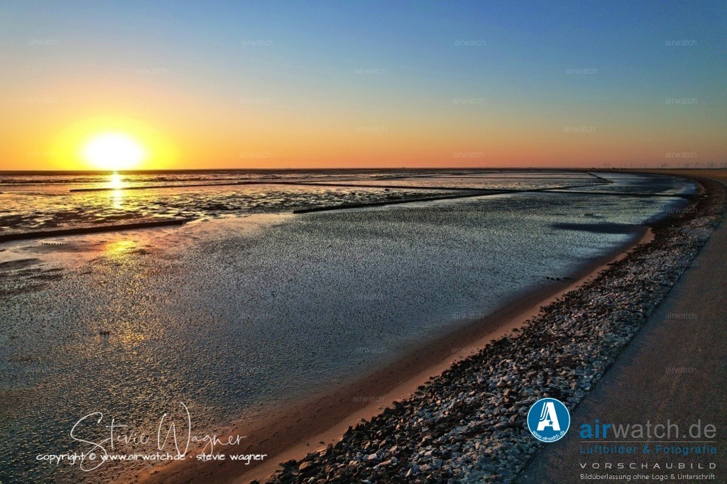 Nordsee, Nordfriesland, Beltringharderkoog, Luettmoorsee, Holmer Siel, Landgewinnung, Küstenschutz | Landgewinnung & Küstenschutz in Nordfriesland - Heute ist Nordstrand eine Halbinsel mit einer Fläche von etwa 45 km², die durch die Landgewinnung und die Küstenschutzmaßnahmen stabilisiert wurde. Die Region wird weiterhin durch die Nordsee und die Wattlandschaft geprägt und bietet eine einzigartige Kombination aus Natur, Geschichte und Kultur.