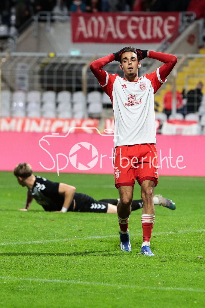 FC Bayern Amateure - SV Wacker Burghausen | Lucas Fernando COPADO SCHROBENHAUSER (FCB #9) aergert sich ueber eine vergebene Chance