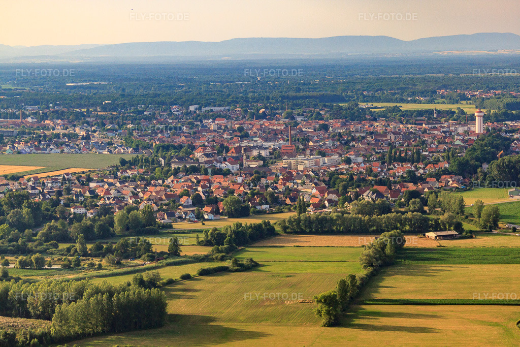 Luftbild: Ortsansicht aus Süden in Bischwiller im Bundesland Bas-Rhin in Frankreich. – Foto: IMG_30379.jpg vom 09.07.2010 durch Werner Riehm/FLY-FOTO.de – Auflösung des Originals: 4752 x 3168 px