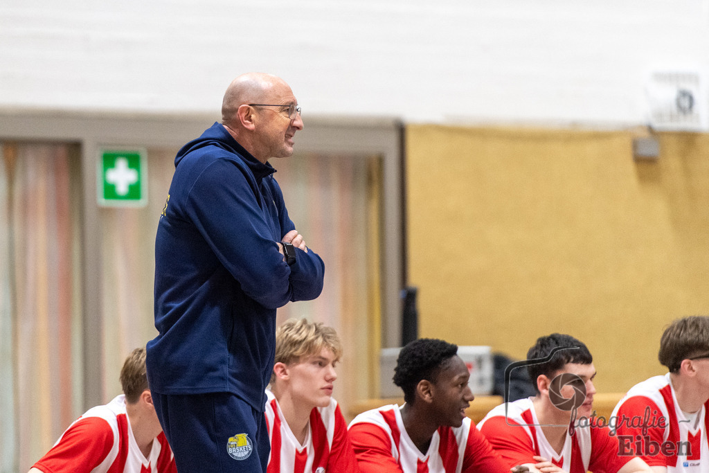 TSG Westerstede-Fortuna Logabirum | Basketball 2. Regionalliga; TSG Westerstede 2 (weiß)- Fortuna Logabirum (blau) am 12.12.2025 in Westerstede (Hössensportzentrum), Photo: Philip Eiben 2025 - Realisiert mit Pictrs.com
