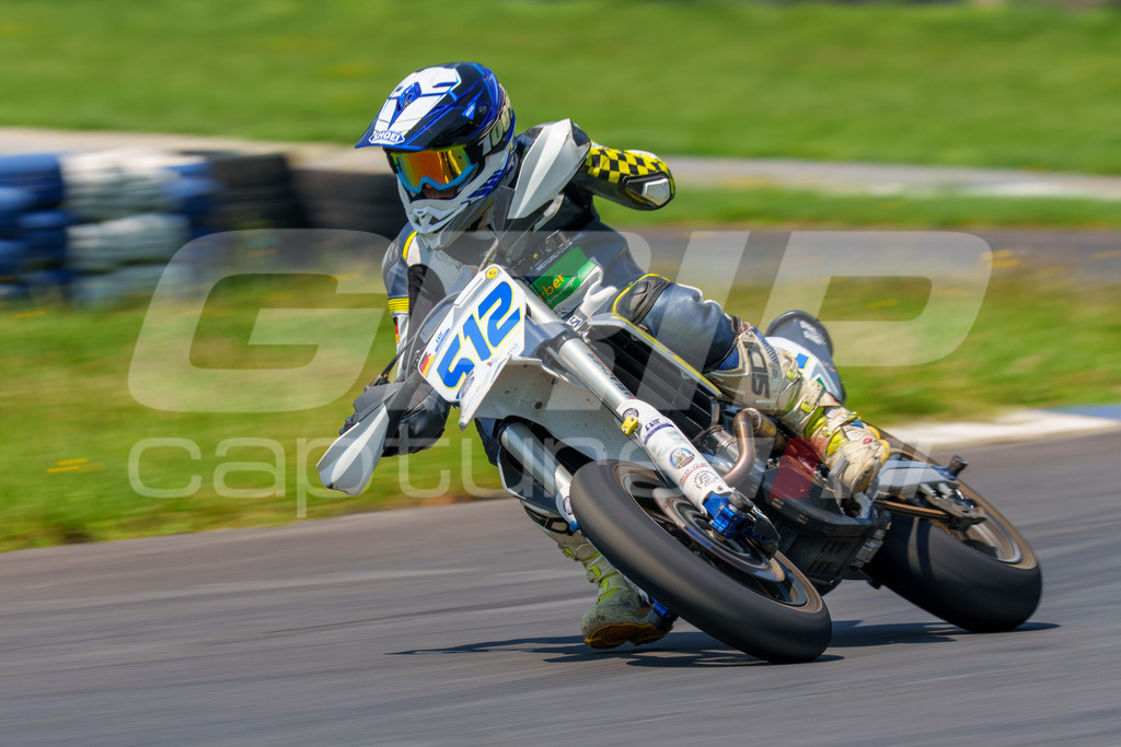 G-Cup + Supermoto Staatsmeisterschaft + Hungarian Supermoto Championship | GRIPcapture steht für authentische Sportfotografie in Österreich – für Momente, die mehr sind als Geschwindigkeit oder Ergebnis. Es geht um Emotion, Spannung, Fokus und den Augenblick, der oft nur einen Wimpernschlag dauert.Ob Motorsport, Teamsport oder 