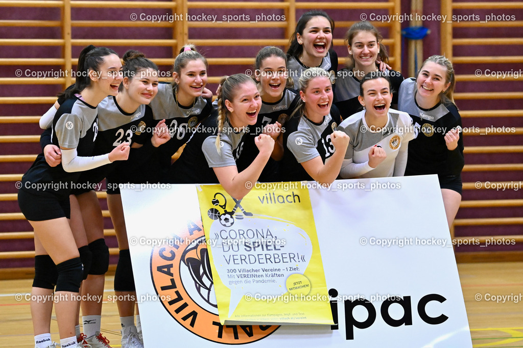 Askö Volley Eagles vs. Mühlviertel Volleys 17.12.2022 | Mannschaftsfoto ASKÖ Eagles Villach, #28 HATEMIC Gloria
Maxima, #23 VEIGL Valentina, #26 KUVEK Iva, #10 KRALL Johanna, #7 FANIC Nada, #13 BEBEKAJLO Vanessa, #2 KIRCHER Elisabeth, #25 SCHULER Chiara, #4 PICHLER Verena, #11 PRANJIC Ana, Jubel Askö Eagles Villach