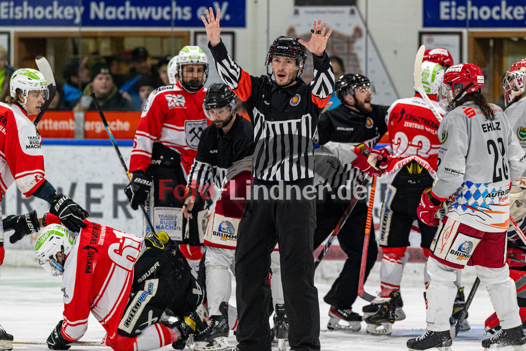 Halbfinale Spiel 1 TSV Peißenberg Miners vs TEV Miesbach | Eishockey Bayernliga Playoffs 2023/2024, Halbfinale Spiel 1 TSV Peißenberg Miners vs TEV Miesbach, 20240308,
Ein hartes Spiel,
2024-03-08 in Peißenberg (Eisstadion)

Copyright: WolfgangxLindner foto-lindner.de