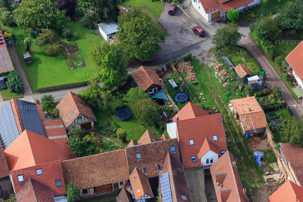 Luftbild: Am Pfarrgarten im Ortsteil Heuchelheim in Heuchelheim-Klingen im Bundesland Rheinland-Pfalz in Deutschland. Foto: IMG_072687.jpg vom 19.09.2014 durch Werner Riehm/FLY-FOTO.deAuflösung des Originals: 5472 x 3648 px