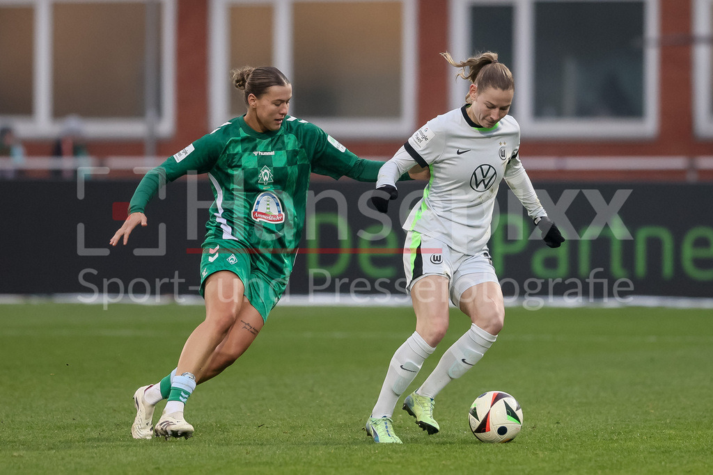 Fussball, Google Pixel Frauen-Bundesliga, SV Werder Bremen - VfL Wolfsburg | v.li.: Larissa Mühlhaus (SV Werder Bremen, 7) und Sarai Linder (VfL Wolfsburg, 39) im Zweikampf, Duell, Dynamik, Aktion, Action, Spielszene, DIE DFB-RICHTLINIEN UNTERSAGEN JEGLICHE NUTZUNG VON FOTOS ALS SEQUENZBILDER UND/ODER VIDEOÄHNLICHE FOTOSTRECKEN. DFB REGULATIONS PROHIBIT ANY USE OF PHOTOGRAPHS AS IMAGE SEQUENCES AND/OR QUASI-VIDEO.