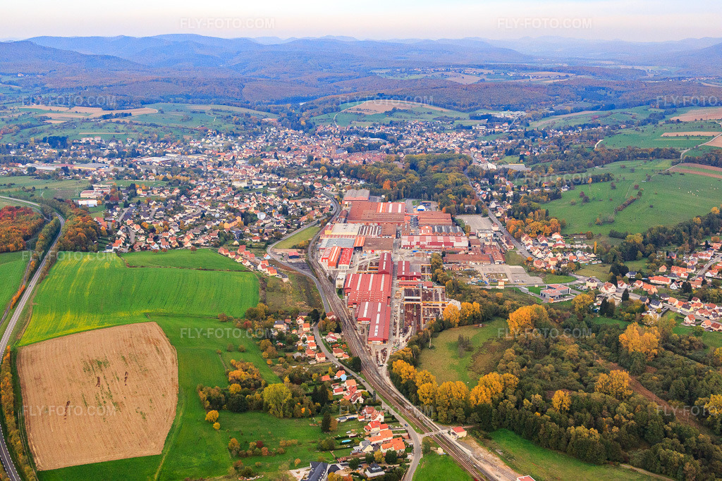 Aerial view: CAF Reichshoffen and Vossloh Switch Systems FRANCE - Reichshoffen in Reichshoffen in the state Bas-Rhin, France. – Photo: IMG_084843.jpg taken on 10/24/2015 by Werner Riehm/FLY-FOTO.com – Resolution of the original: 5472 x 3648 px – CAF | Construcciones y Auxiliar de Ferrocarriles\n – Vossloh