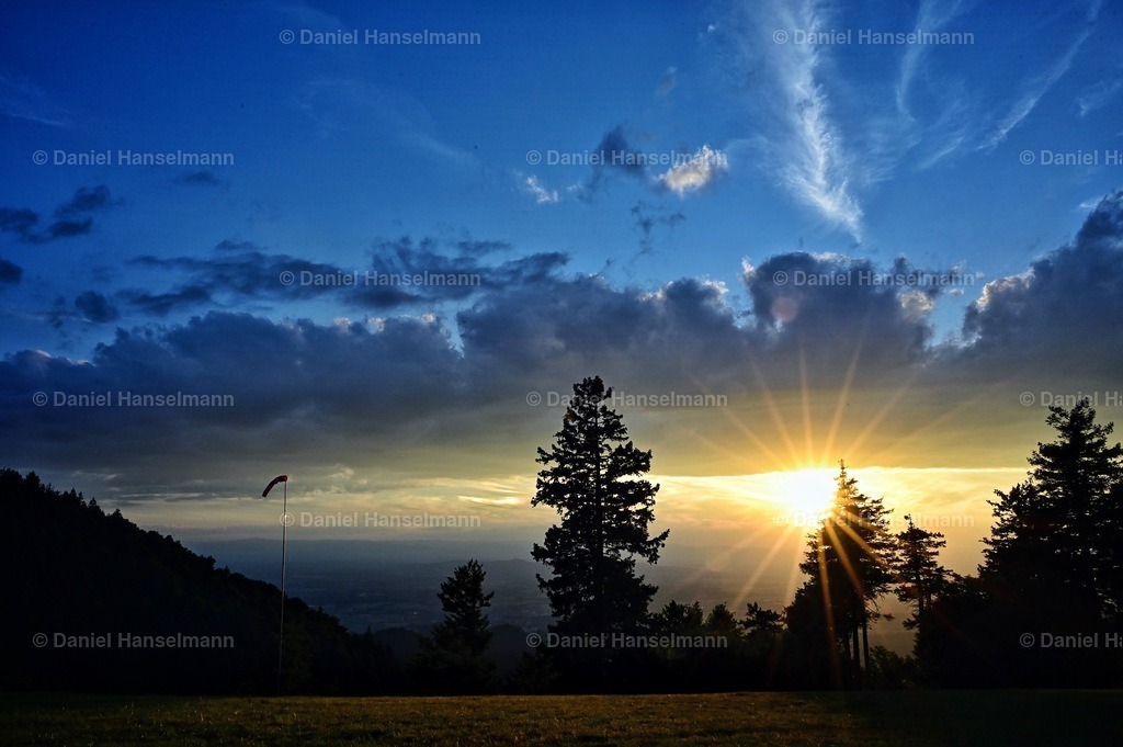 Kandel Flugplatz Gleitschirmflieger | Hier finden Sie Poster, Leinwandfotos sowie viele weitere Fotoprodukte mit Motiven aus dem Schwarzwald, aus Freiburg und dem Kaiserstuhl zum Download und zum Bestellen.  - Realisiert mit Pictrs.com