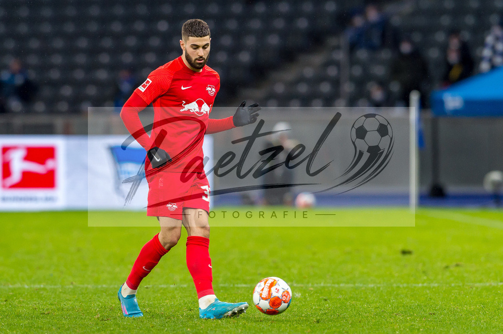 BSCRBL20220220_233 | Fussball, Herren: Josko Gvardiol (RB Leipzig) in Aktion, am Ball, Einzelaktion bei dem Spiel der 1. Bundesliga zwischen Hertha BSC und RB Leipzig im Olypiastadion am 20.02.2022 in Berlin, Deutschland.DFB / DFL REGULATIONS PROHIBIT ANY USE OF PHOTOGRAPHS AS IMAGE SEQUENCES AND/OR QUASI-VIDEO. - Realisiert mit Pictrs.com