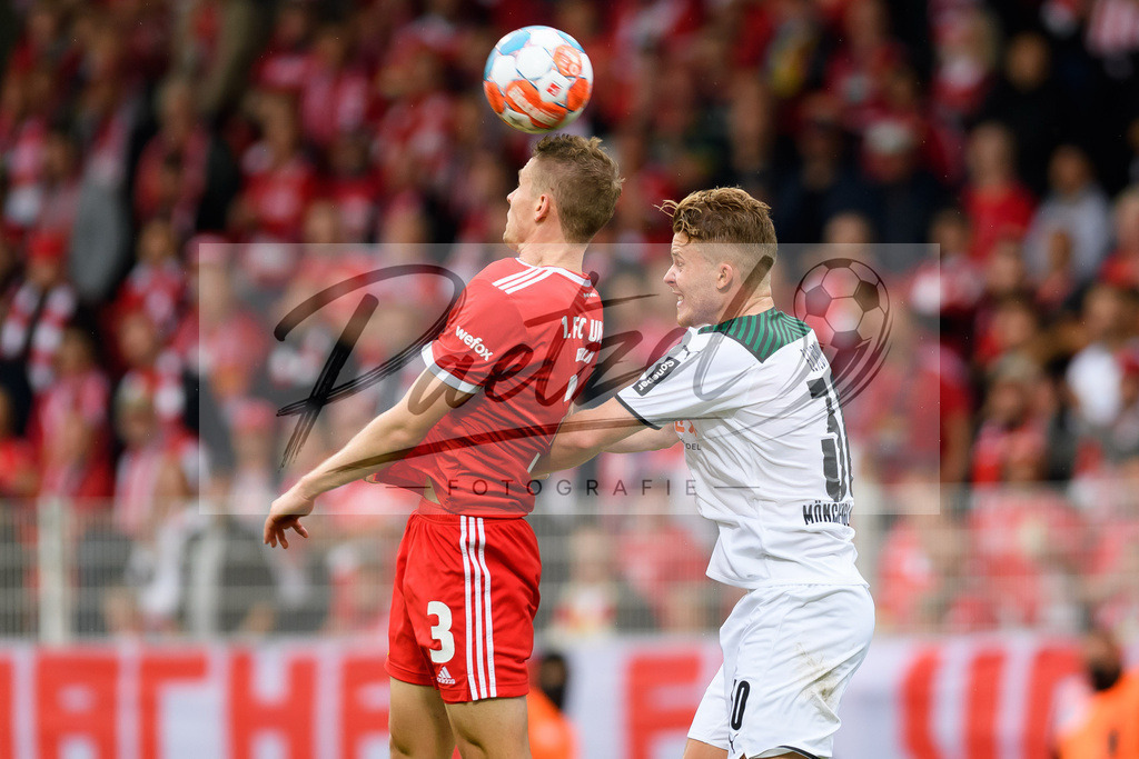 FCUBMG20210829_067 | Fussball, Herren: Paul Jaeckel (1.FC Union Berlin) und Nico Elvedi (Borussia Moenchengladbach) im Zweikampf beim Spiel der 1. Bundesliga zwischen 1. FC Union Berlin und Borussia Moenchengladbach im Stadion An der Alten Foersterei am 29.08.2021 in Berlin, Deutschland. - Realisiert mit Pictrs.com