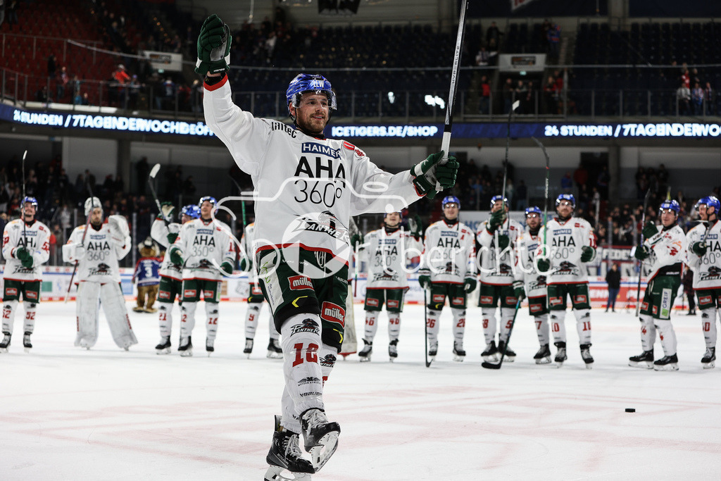 Nürnberg Ice Tigers - Augsburger Panther | Zachery MITCHELL (AEV #18) feiert zusammen mit den mitgereisten Fans den Sieg in Nürnberg / Matchwinner / Overtime