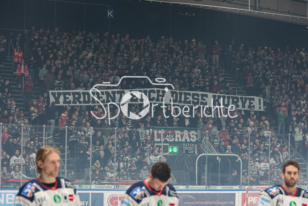 Augsburger Panther - Iserlohn Roosters | Die Fans der Panther zeigen was sie von der Mannschaft erwarten / Spruchband / Ultras AEV