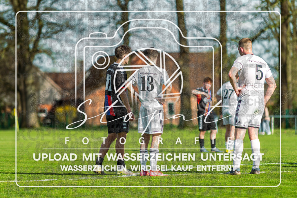 FGFS-LEN-1000 | Janne Maris Wibbertmann (Eintracht Leinetal #11) und Til Stimming (Fulde-Stellichte #13) beim Herren Kreisliga HK Spiel zwischen FG Fulde-Stellichte und Eintracht Leinetal im Fulder Zentralstadion, Fulde (Simon Paul Stopat) - Realisiert mit Pictrs.com