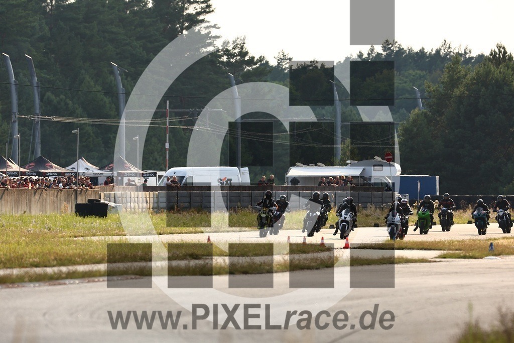 start-20240803_05320 | Schöne Erinnerungen an spannende Momente - das festzuhalten ist unser Job. PIXELrace.de ist seit 2003 auf den Rennstrecken Europas unterwegs um die Action draußen beim Fahren und die wunderbare Stimmung imm Fahrerlager für euch einzufangen.