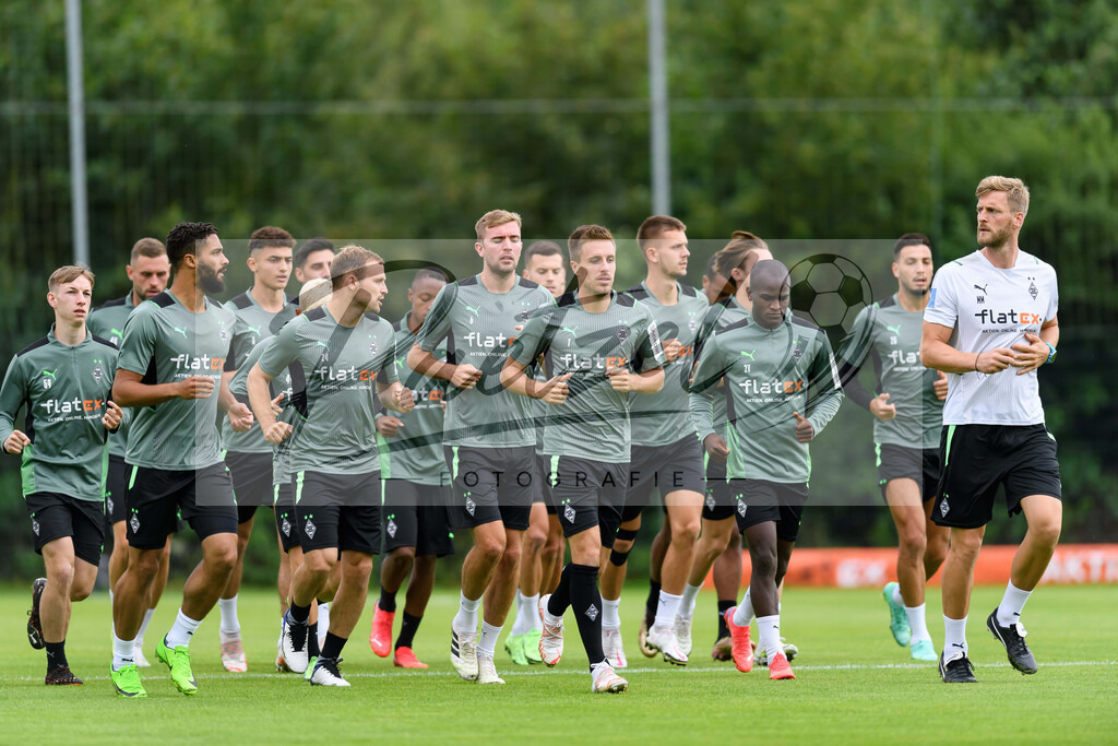 TRABMG20210719_003 | Fussball, Herren:  Spieler von Borussia Moenchengladbach beim aufwaermen beim Training von Borussia Moenchengladbach waehrend des Trainingslagers auf dem Trainingsplatz am Hotel Klosterpforte am 19.07.2021 in Harsewinkel, Deutschland. - Realisiert mit Pictrs.com