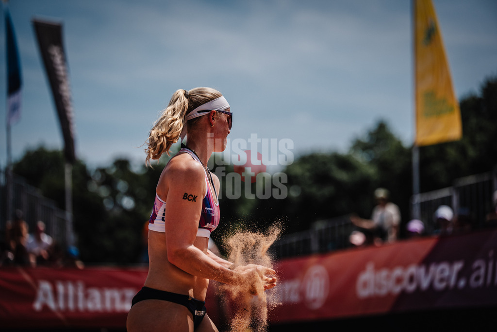 Beachvolleyball | Frauen | Allianz German Beach Tour 2025 | Tourstop München | 05.07.2025 | Anna Behlen klatscht die Hände mit Sand zusammen