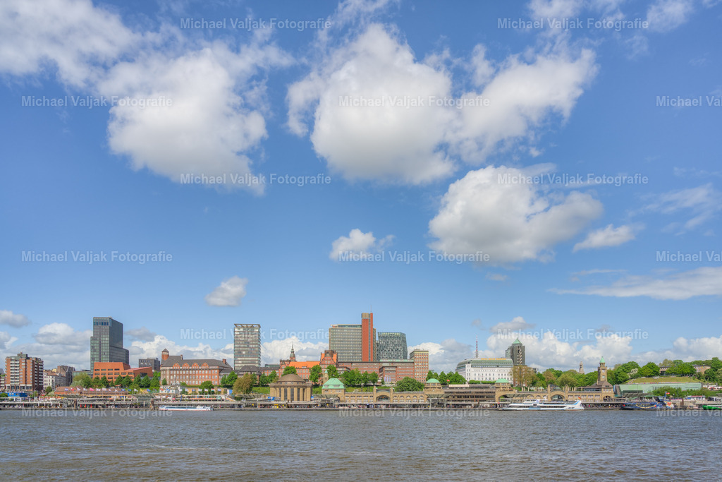 Blick über die Elbe nach St. Pauli | Die Skyline von St. Pauli vom anderen Elbufer aus gesehen an einem schönen Tag im Frühling. - Realisiert mit Pictrs.com