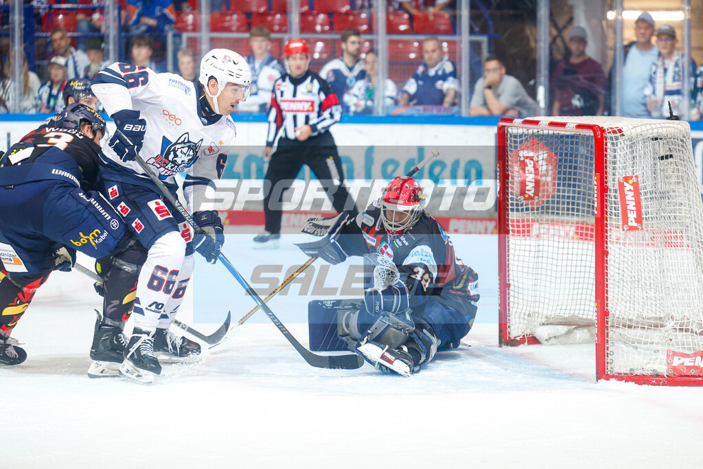 Wood Mieszkowski Hane | V. l.: Kyle Wood, Darren Mieszkowski und Torwart Hendrik Hane  - © Sportfoto-Sale / EIshockey-Magazin (Jan Brüggemann) - Realisiert mit Pictrs.com