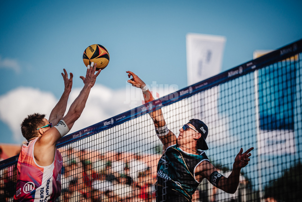 Beachvolleyball | Männer | Allianz German Beach Tour 2025 | Tourstop München | 04.07.2025 | v.l. David Poniewaz gegen Laurenc Grössig