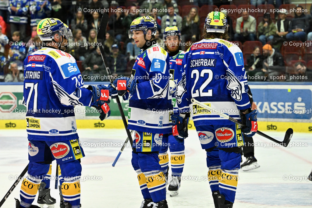 EC IDM Wärmepumpen VSV vs. Pioneers Vorarlberg | Jubel EC VSV Mannschaft, #22 Nikita Scherbak EC VSV, #40 Elias Wallenta EC VSV, #71 Steven Strong EC VSV, EC IDM Wärmepumpen VSV vs. Pioneers Vorarlberg, EC IDM WÄRMEPUMPEN VSV vs. Pioneers Vorarlberg am 03.10.2025 in Villach (Stadthalle Villach), Austria, (Photo by Bernd Stefan)