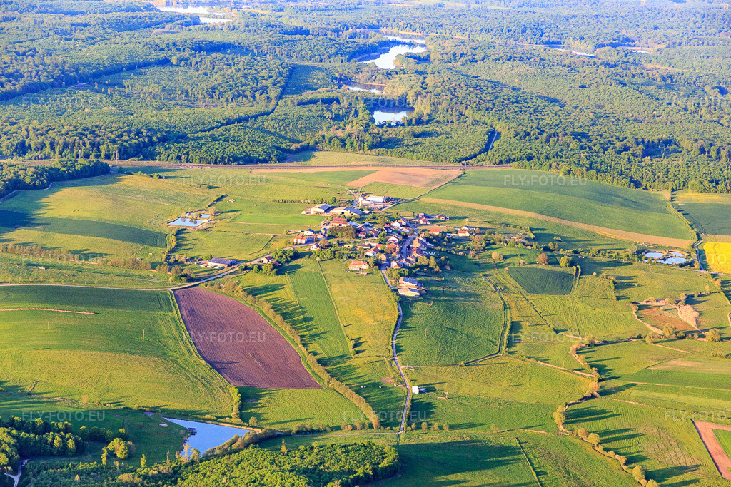 Vue aérienne: Quartier d'Angwiller-Les-Bisping, sud-ouest à Belles-Forêts dans le département Moselle, France. Photo: IMG_146182.jpg prise le 01/05/2025 par Werner Riehm/FLY-FOTO.eu – Résolution de l'original: 5472 x 3648 px