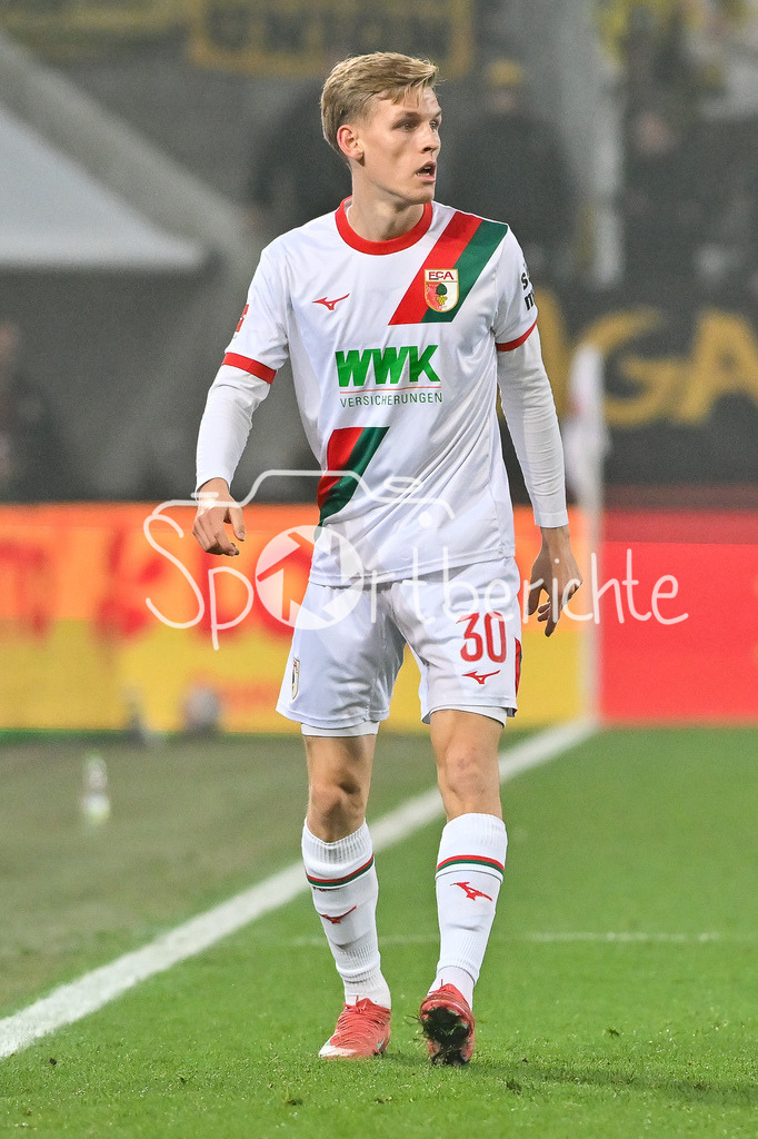 FC Augsburg - Borussia Dortmund | AUGSBURG, GERMANY - Anton KADE (FC Augsburg 30) during the bundesliga match between FC Augsburg vs. Borussia Dortmund on matchday 9 at WWK Arena on October 31, 2025 in Augsburg, Germany / DFL REGULATIONS PROHIBIT ANY USE OF PHOTOGRAPHS AS IMAGE SEQUENCES AND/OR QUASI-VIDEO
